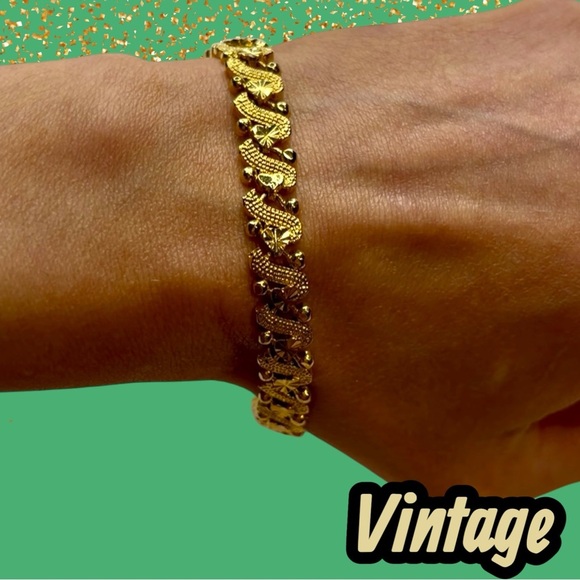 Elegant Gold Plated Vintage Bracelet - Picture 3 of 8